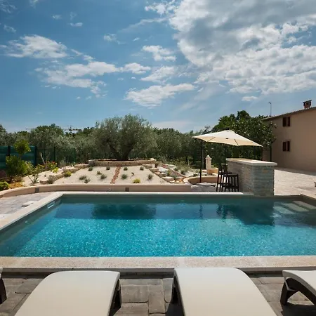 Vila Jela Mozar *